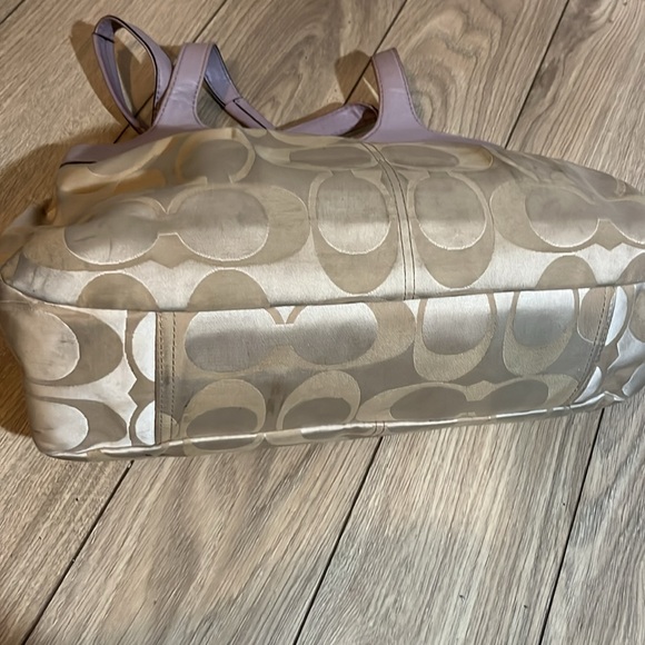 Coach Signatue Lexi Satchel - Picture 6 of 15